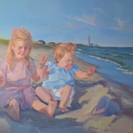 To børn sidder på en sandstrand med et fyrtårn i det fjerne og en hat ved siden af. | Kunstner malerier Iia Madsen
